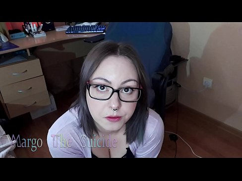 ❤️ Сэксуальная дзяўчына ў акулярах глыбока адсмоктвае фалаімітатар на камеру ❤ Супер порна у нас